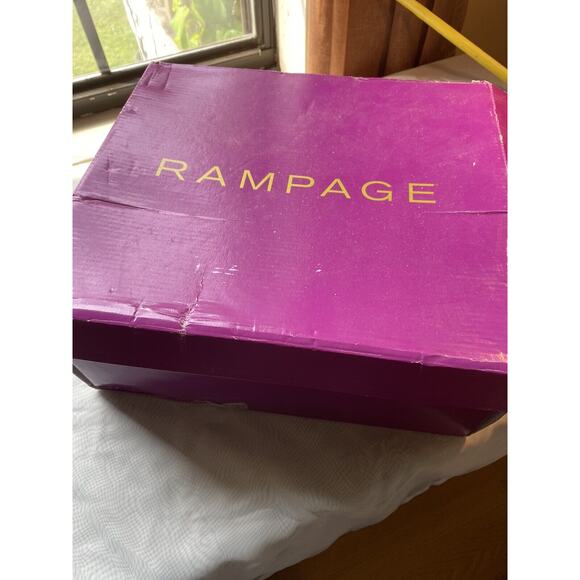 womans boots size 8 Medium Black Suede the length of them is 17 1/2 inch - Picture 4 of 4